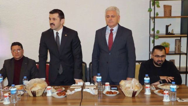 Tutak Kaymakamı Ahmet Coşkun, yeni atanan öğretmenlerle yemekte buluştu