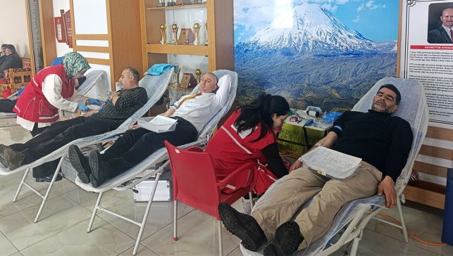 Ağrı’da ‘İyilik Kanımızda Var’ kampanyasına İl Milli Eğitim Müdürü Hasan Kökrek’ten destek