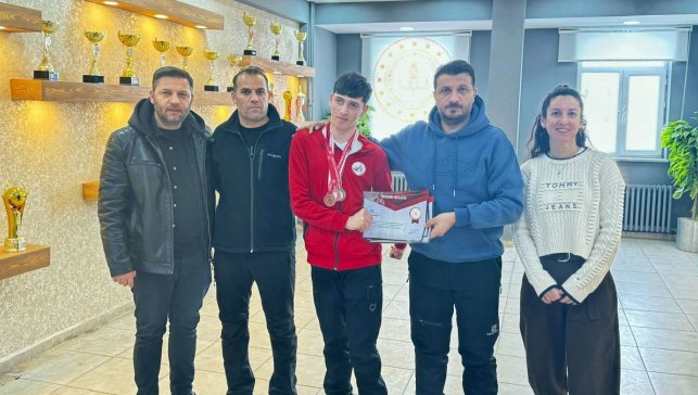 Ağrılı Para Yüzme Sporcusu Taha Burak Duzlu Türkiye Şampiyonası’nda 3 Madalya Kazandı