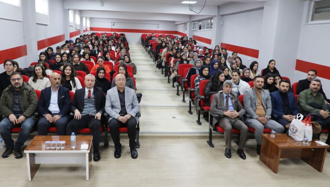 Ağrı’da “Bir Bilenle Bilge Nesil” projesi: Lise öğrencileri ‘Başarı Bedel İster’i yorumladı