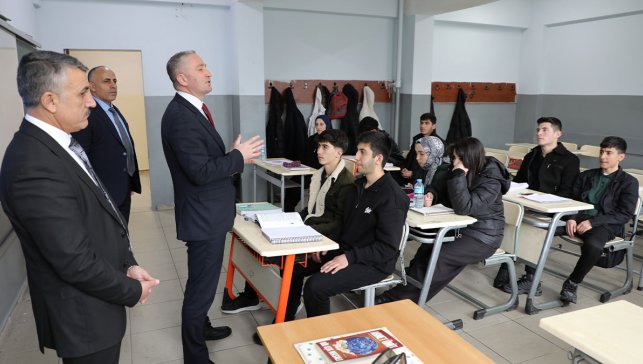 Hasan Kökrek Patnos’ta öğrencilerle buluştu, Başarı için planlı çalışmanın önemini vurguladı