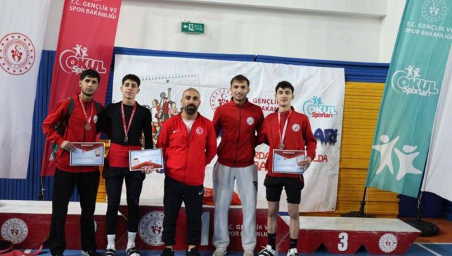 Ağrı’da genç halterciler Türkiye şampiyonluğu için yarıştı, 3 madalya kazandı