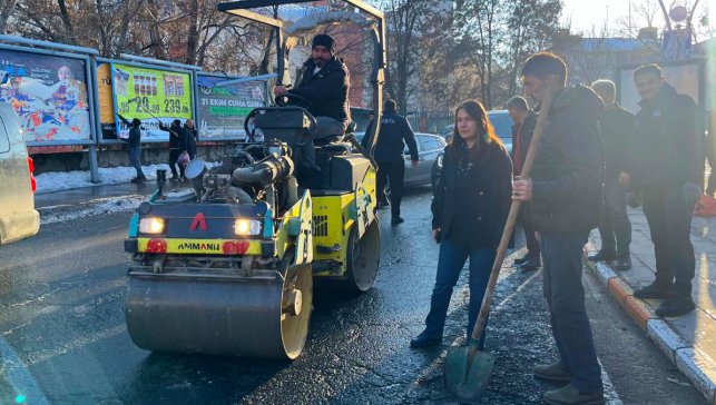 Bozulan yollar onarılıyor, Ağrı Belediyesi asfalt yama çalışmalarını sürdürüyor