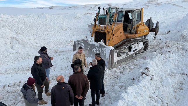Metrelerce Karla Kapanan Köy Yolları Açılıyor: Taşlıçay’da Zorlu Mücadele