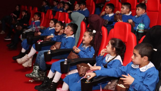 Ağrı Baloluk Köyü Öğrencileri Hayatlarında İlk Kez Sinema Salonuna Gitti, Yaşadıkları Anlar Dikkat Çekti