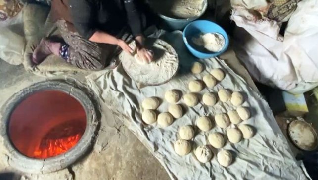 Fırın Ekmeği Bir Günde Bayatlıyor, Ağrı’daki Kadınlar Ramazan İçin Tandır Yakıyor