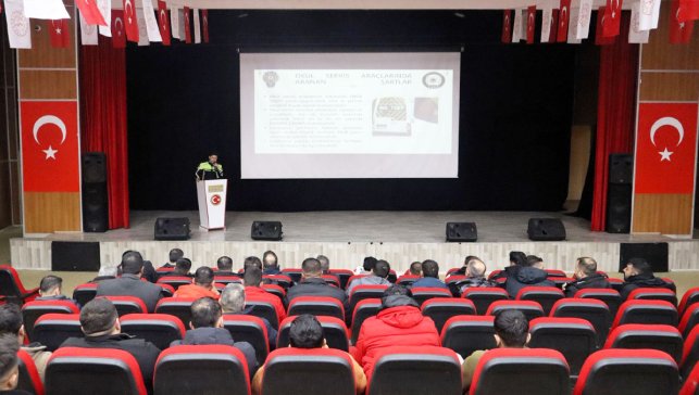 Ağrı’da Okul Servis Sürücülerine Trafik Mevzuatı ve Güvenlik Eğitimi verildi, DUR Lambası ve Hız Kuralları Anlatıldı