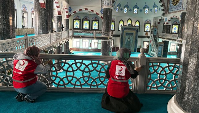 Ramazan’ın İlk Gününde Kızılay Gönüllüleri Ağrı Merkez Camii’ni Baştan Sona Temizledi