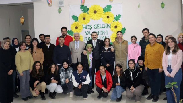 Kaymakam Ahmet Coşkun, Tutak’ta Ramazan İftarında Öğrencilerle Aynı Sofrayı Paylaştı