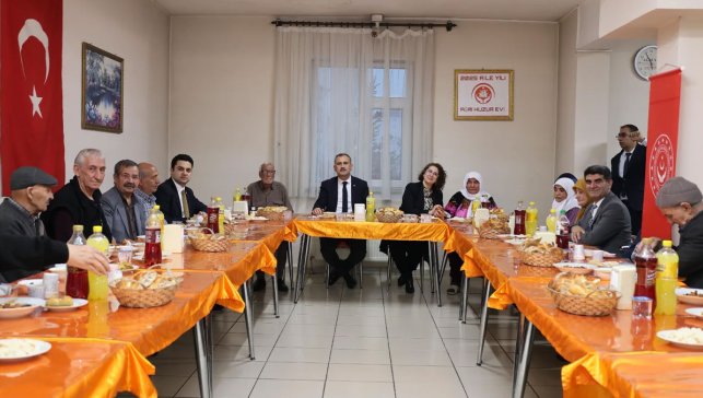 Ağrı Valisi Önder Bozkurt ve Eşi Betül Bozkurt, Huzurevi Sakinleriyle İftar Yaptı