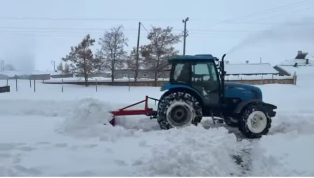 Diyadin’de karla kapanan okul yolu köy halkınca açıldı