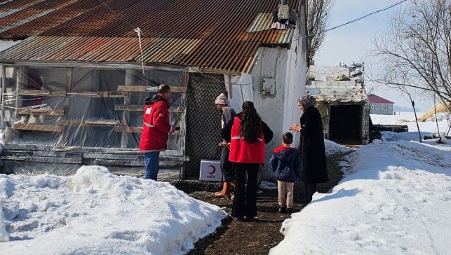 Ağrı’nın soğuğunda Ramazan dayanışması: Kızılay gönüllüleri kapı kapı yardım ulaştırıyor