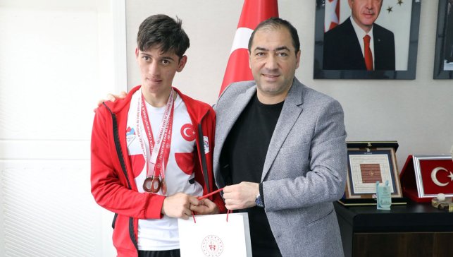 Türkiye Şampiyonası’nda 3 Derece Alan Ağrılı Para Yüzücü Taha Burak Duzlu’ya Tebrik