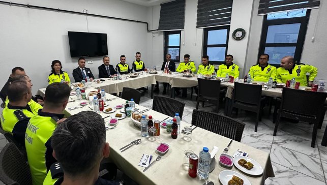 Ağrı Valisi Bozkurt, trafik polisleriyle iftarda bir araya geldi