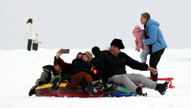 Göl manzaralı kayak merkezinde yarıyıl tatili yoğunluğu yaşandı 