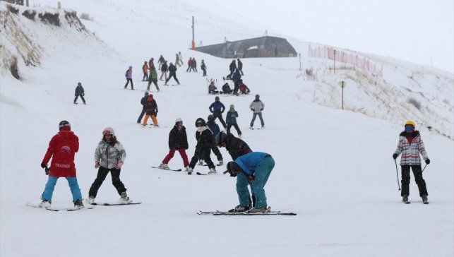 Palandöken Kayak Merkezi'nin otel ve pistleri tatilde kayakseverlerle doldu