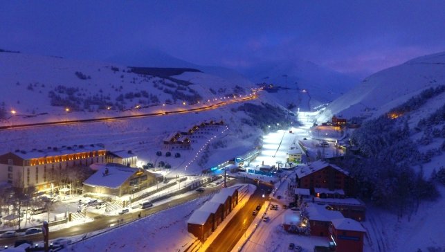 Palandöken'de kayak keyfi sürüyor