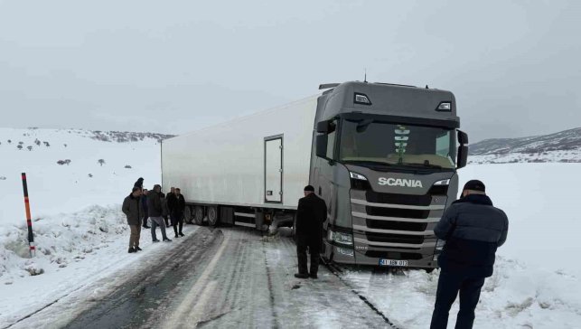 Varto'da kar nedeniyle kayan tır ulaşımı durdurdu