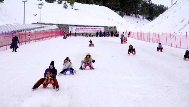 Palandöken Kent Ormanı'ndaki kızak pisti, yarıyıl tatilinde 25 bini aşkın misafiri ağırladı