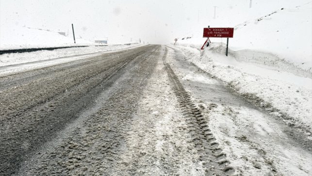 Ardahan-Şavşat kara yoluna düşen çığ ekiplerce temizlendi