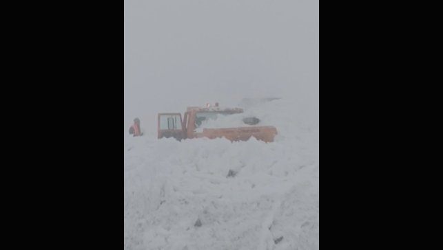 Muş-Kulp kara yolunda iş makinesinin üzerine çığ düştü