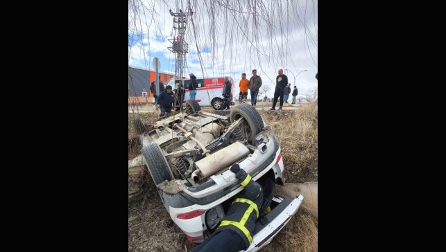 Erzincan'da otomobil şarampole uçtu: 1 yaralı