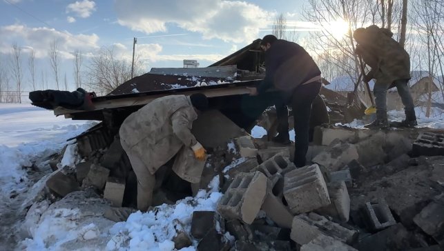 Hakkari'de ahırın çatısı çöktü: 2 hayvan telef oldu