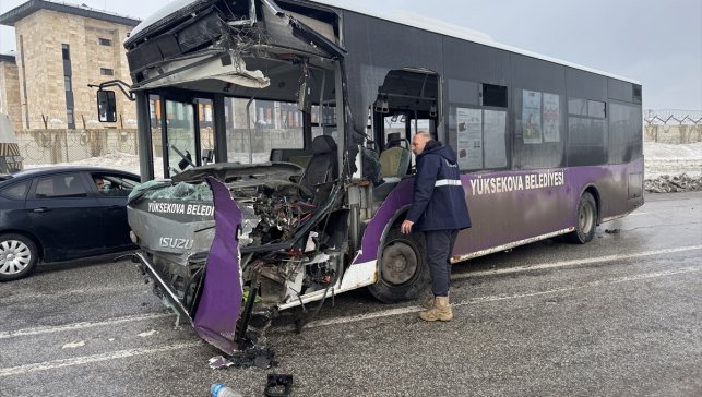 Hakkari'de otobüs ile minibüsün çarpıştığı kazada 18 kişi yaralandı