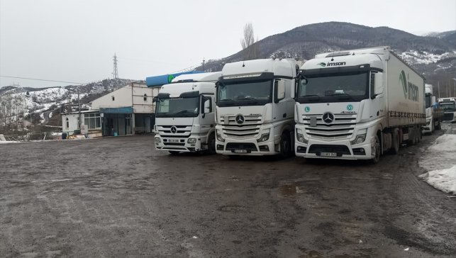 Ardahan'da Türkgözü-Posof-Damal kara yolu tırlara kapatıldı