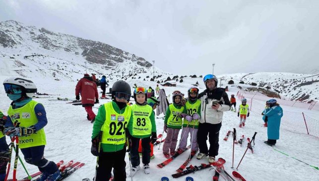 Ergan Dağı Kayak Merkezi'nde yarışma heyecanı başladı