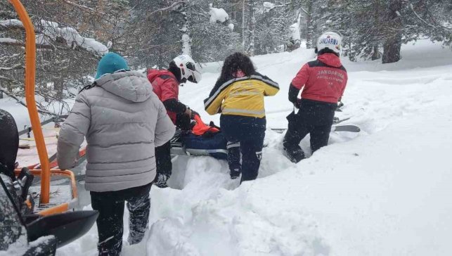 Sarıkamış'ta düşerek ayağını kıran kadının imdadına JAK ekipleri yetişti