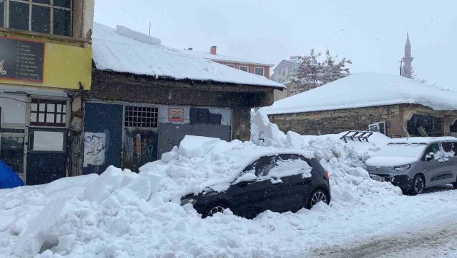 Çatıdan düşen kar kütlesi araca zarar verdi