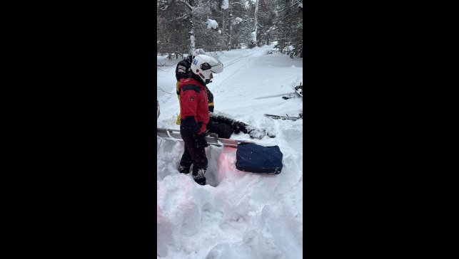 Sarıkamış Kayak Merkezi'nde pistten çıkıp yaralanan kayakçıya JAK ekipleri ulaştı