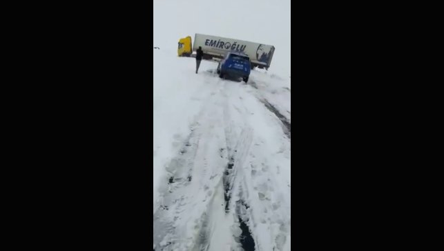 Kars'ta kayan tır kara yolunu ulaşıma kapattı