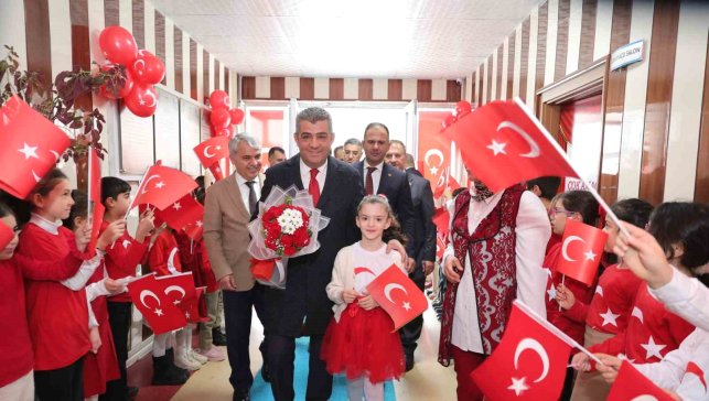 Yeni döneme ay-yıldızlı bayrakla başladılar