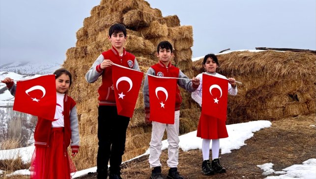 Erzurum'un kırsal mahallesindeki öğrenciler bayrak sevgisini sokağa taşıdı