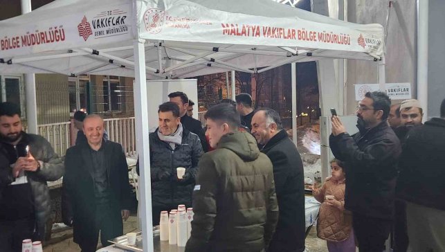 Tunceli'de Berat Kandili'nde vatandaşlara salep ikram edildi
