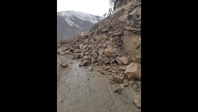 Bitlis'te köy yollarına düşen kaya parçaları ve toprak yığını temizlendi