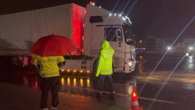 Erzincan'da sağanak, kar ve sis ulaşımı durdurdu