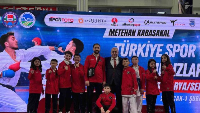 Erzincanlı karateciler Türkiye Yıldızlar Ligi finallerinden 5 madalya ile döndü