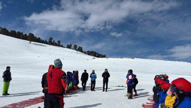 Susuz Kaymakamı Tutal'dan geleceğin kayakçılarına moral ziyareti