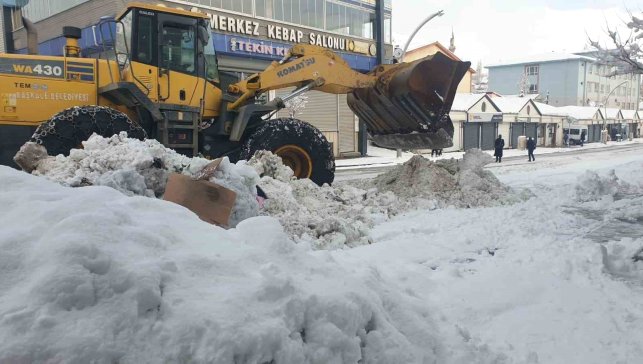 Başkale'de 13 yerleşim yerine ulaşım sağlanamıyor