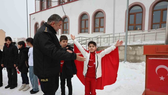 Okullarda bayrak coşkusu