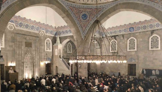 Beraat Kandili'nde camiler doldu taştı