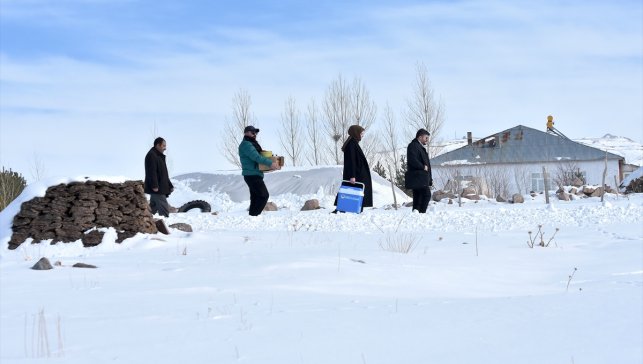 Sağlık çalışanları, kırsal mahallede yaşayanlar için karlı yollarda