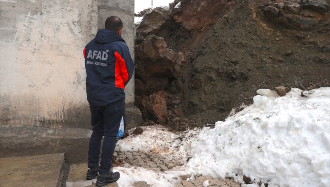 Hakkari'de yamaçtan kopan kaya parçası evin duvarını deldi 