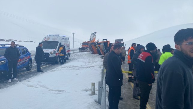 Van'da devrilen kar küreme aracındaki 2 kişi öldü