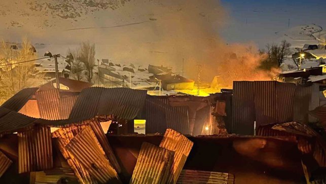 Tekman'da korkutan yangın: 3 ev kullanılamaz hale geldi