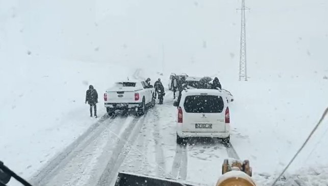 Muş'ta fırtına nedeniyle mahsur kalan 3 araç kurtarıldı