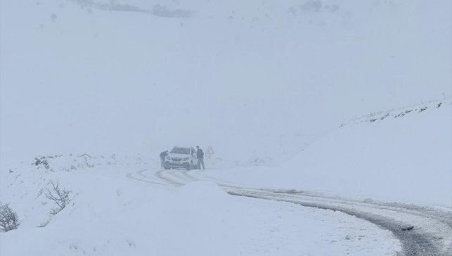 Muş'ta kar nedeniyle araçlarıyla yolda mahsur kalanlar ekiplerce kurtarıldı